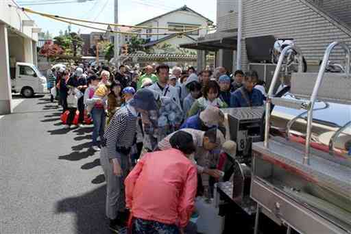 水を求めて熊本市上下水道局の敷地内で列をつくる市民ら＝２０１６年４月１７日、熊本市中央区（同局提供）