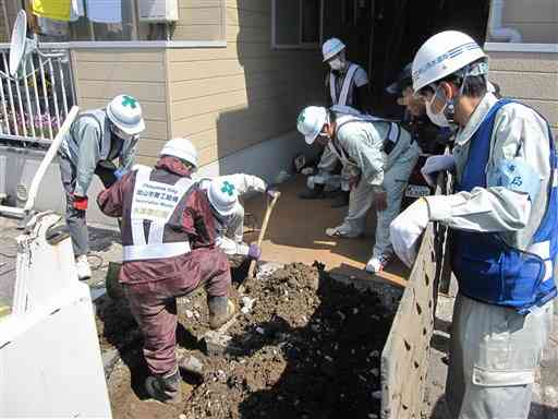 漏水箇所の復旧工事に当たる岡山市の管工事業者ら＝２０１６年４月２９日、熊本市東区（熊本市上下水道局提供）