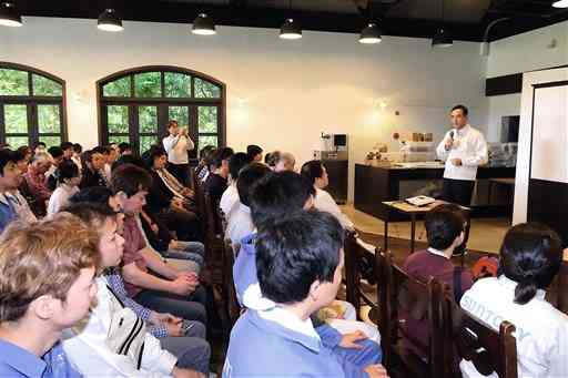 従業員説明会で、九州熊本工場を復旧する方針を明らかにしたサントリーホールディングスの新浪剛史社長（同工場提供）