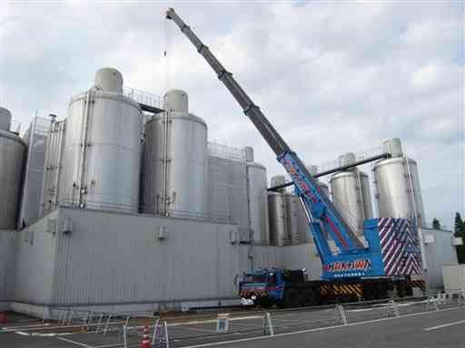 大型クレーンを活用したビールタンクの復旧作業（サントリー九州熊本工場提供）
