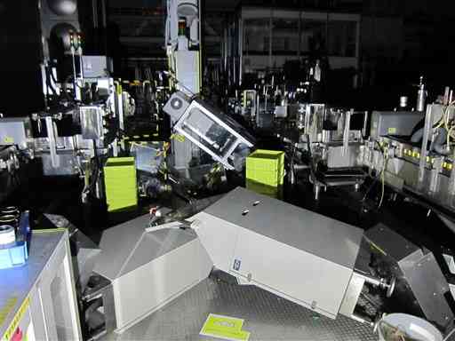 熊本地震で倒れた製品検査機の制御盤（サントリー九州熊本工場提供）