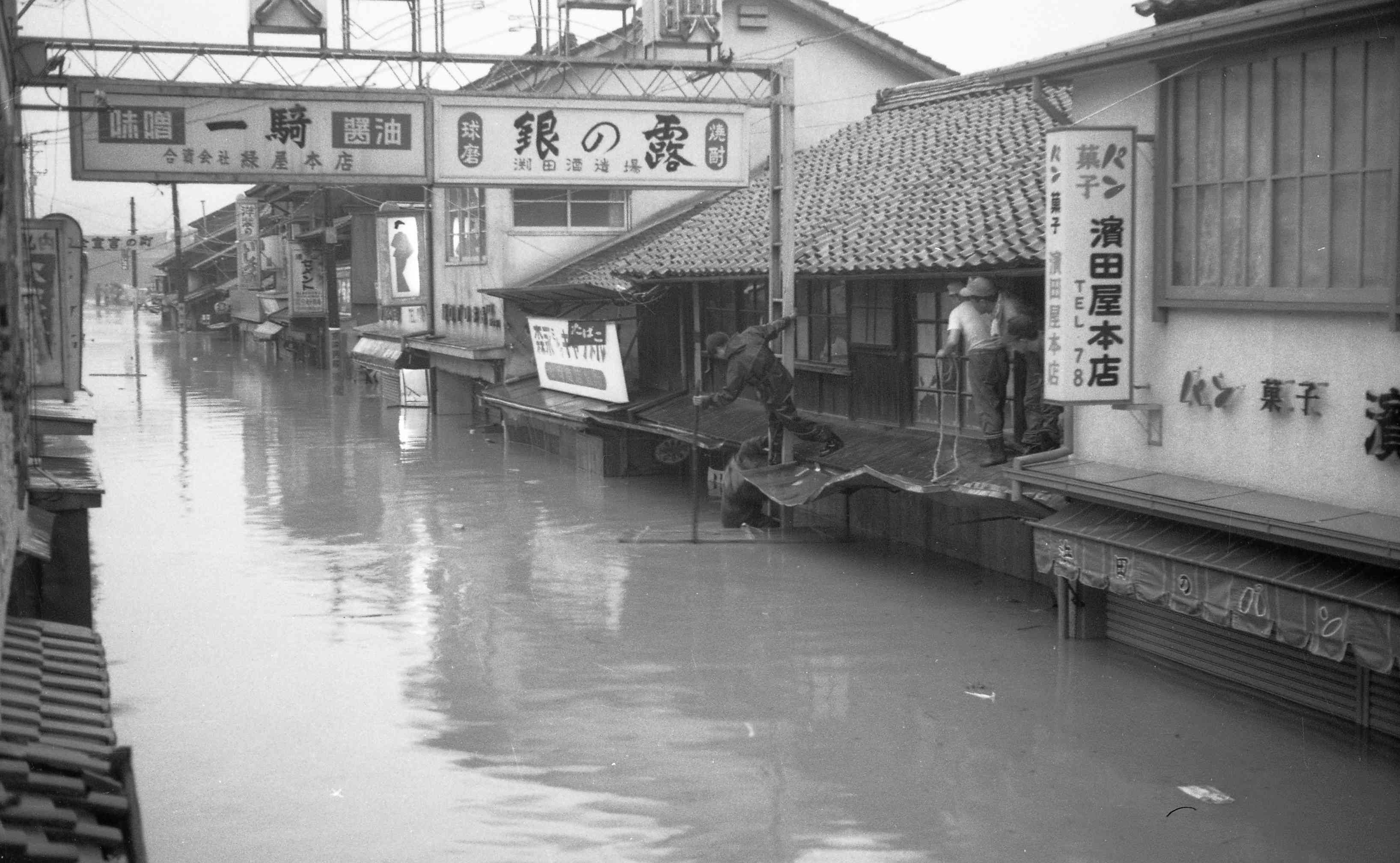 球磨川の氾濫で軒先まで水につかった人吉市紺屋町商店街＝1965年7月3日