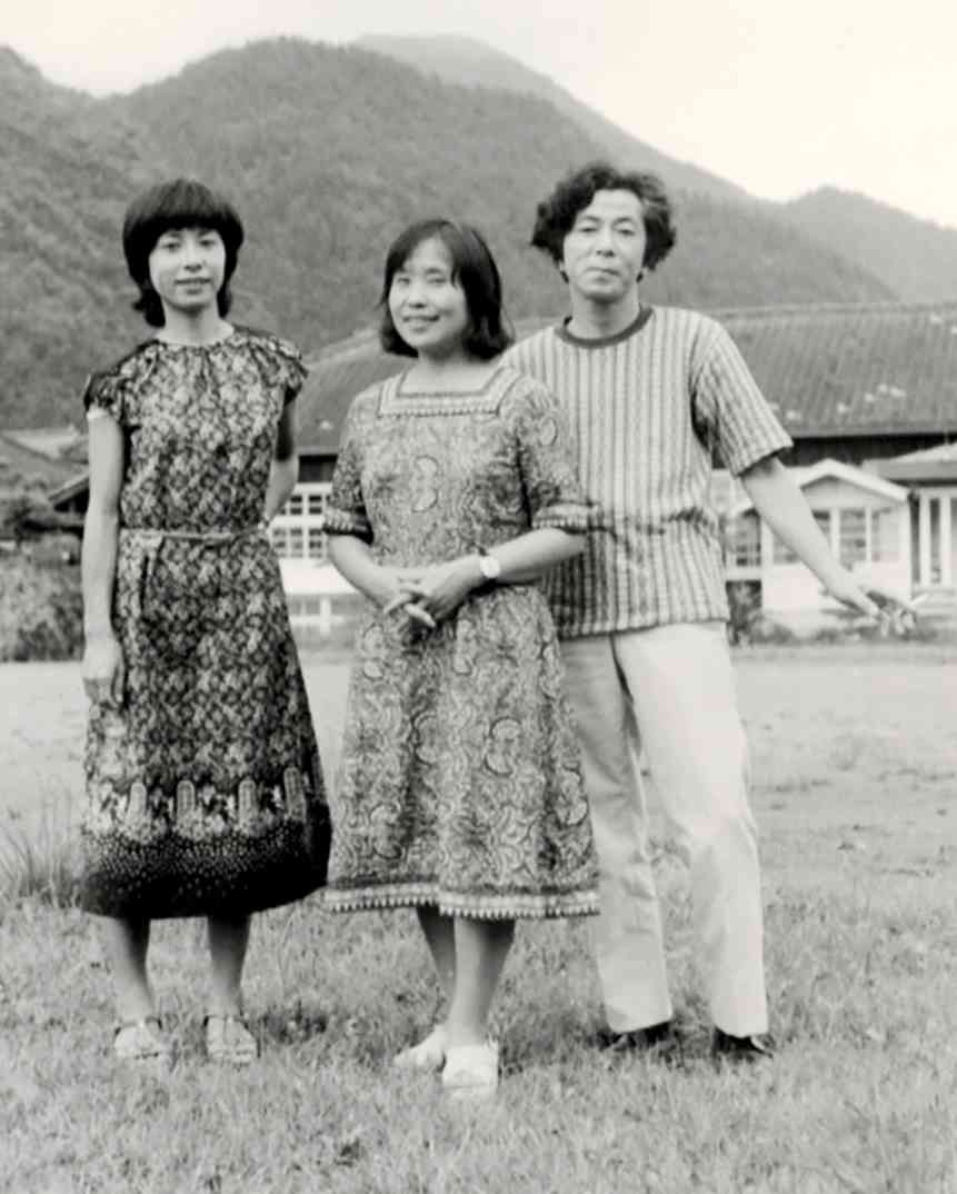 右から渡辺京二さん、石牟礼道子さん、筆者の妻桂子さん。水上村の多良木高校水上分校で＝1978年