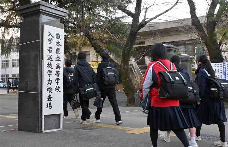 県公立高校入試の後期選抜が始まり、試験会場に入る受験生＝2月21日、熊本市中央区（谷川剛）