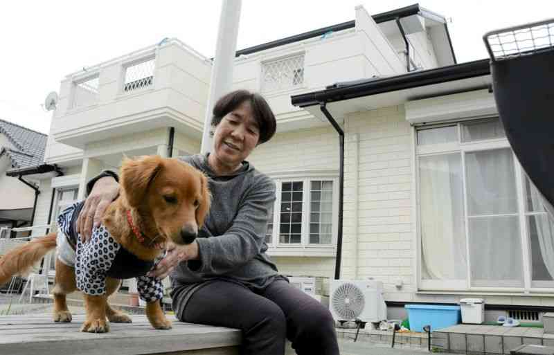 熊本地震発生から6年半も仮住まいを余儀なくされた山田明美さん。「全体の復興はとても大事だけど…」と複雑な感情を抱く＝3月17日、益城町
