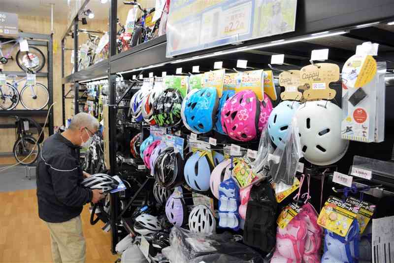 スポーツタイプを中心にさまざまな自転車用ヘルメットが並ぶDCM本山店＝3月29日、熊本市中央区