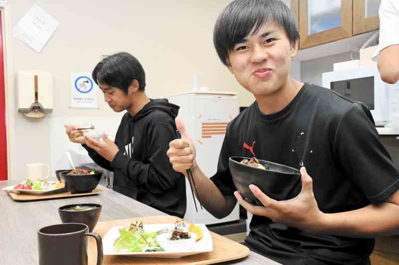 練習を終え、ロアッソ熊本ユースの「翔馬寮」で夕食を食べる選手たち＝熊本市東区