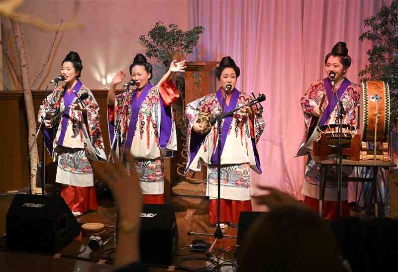 ：5年ぶりに熊本で歌声を披露したネーネーズ＝3月12日、熊本市中央区のフェリシア