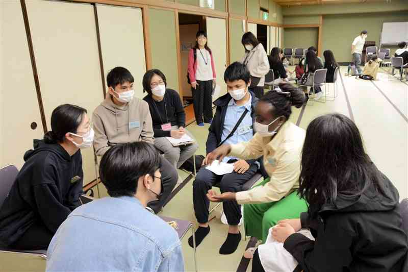 互いの悩みや困り事について意見を交わす外国ルーツの生徒たち＝熊本市中央区