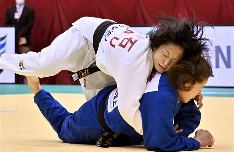 【女子52キロ級決勝】大森生純（下、JR東日本）の投げがつぶれたところで、寝技を狙う白石響（環太平洋大）＝福岡国際センター（石本智）