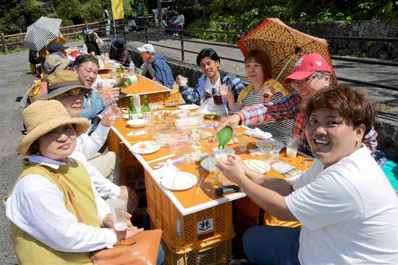 亀萬酒造の新酒を味わう来場者ら＝津奈木町