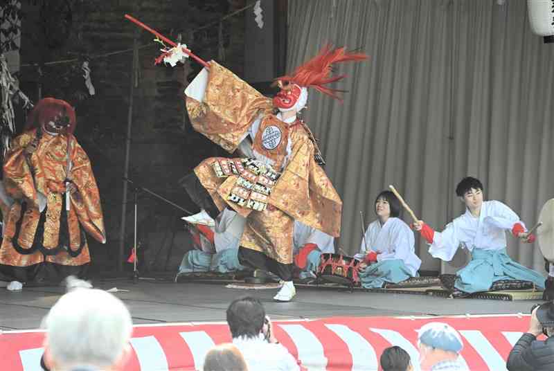 ダイナミックな舞を披露する中江岩戸神楽保存会の若手＝阿蘇市