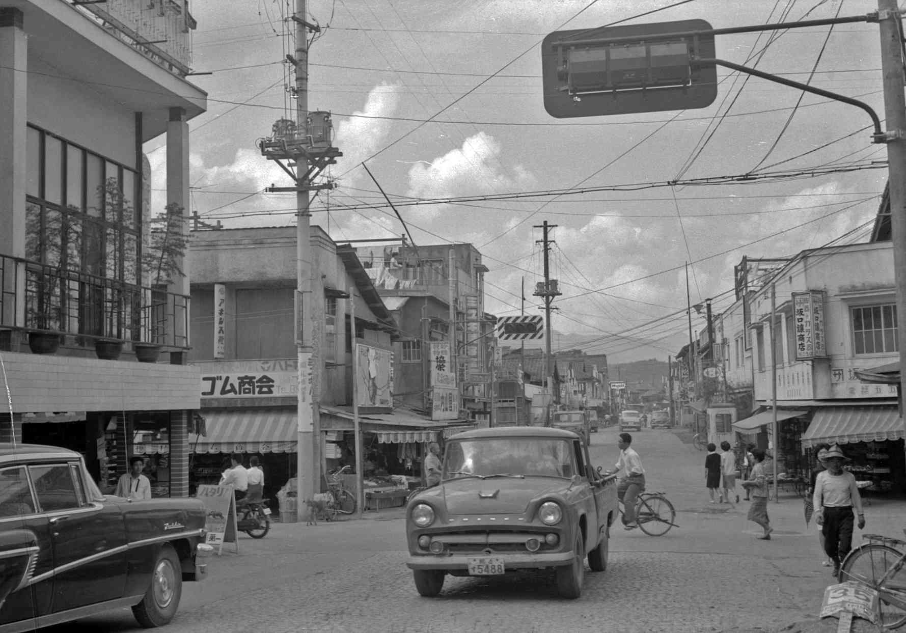 人吉市内で初めて信号機ができた九日町の札の辻十字路＝1963年