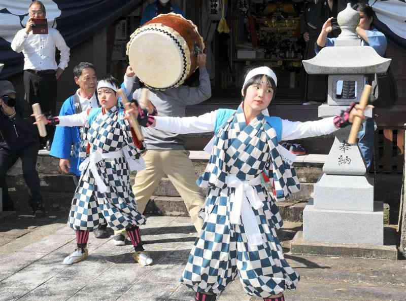 高浜八幡宮で「太鼓踊り」を奉納する川原澪さん（左）と福井萌加さん＝天草市