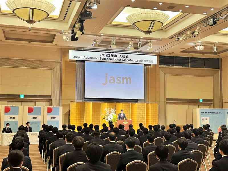 1期生となる新入社員125人が出席したJASMの入社式＝3日、熊本市中央区（同社提供）