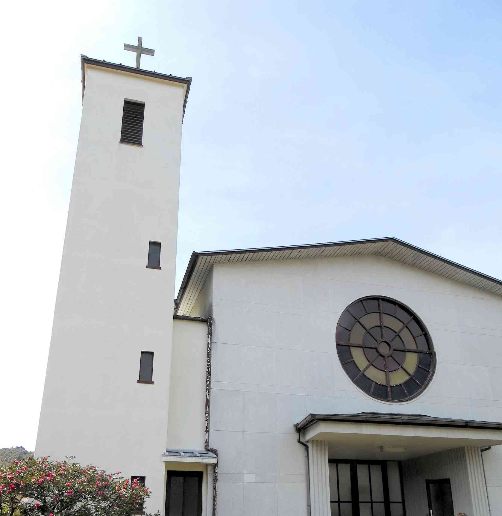 人吉幼稚園に隣接するカトリック人吉教会（2014年筆者撮影）