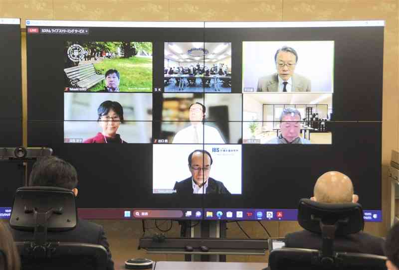 熊本市役所本庁舎の整備の在り方をオンラインで議論した有識者会議＝5日、市役所