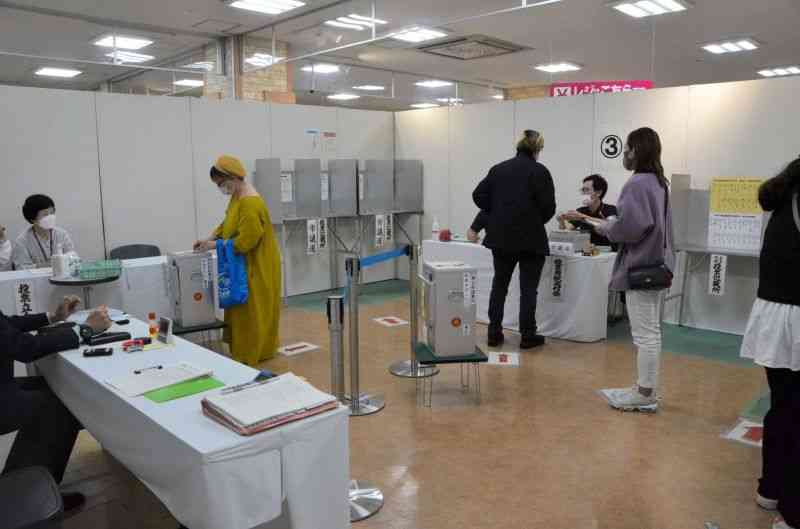 投票率向上を目的に、熊本市選管が今回初めて設けた「ゆめタウンサンピアン」の期日前投票所＝5日、同市東区