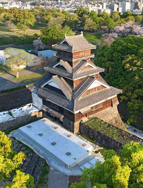 熊本地震から間もなく7年を迎える宇土櫓。間もなく素屋根に覆われ、解体が始まる（ドローン撮影）＝4月3日、熊本市中央区（谷川剛、鹿本成人）