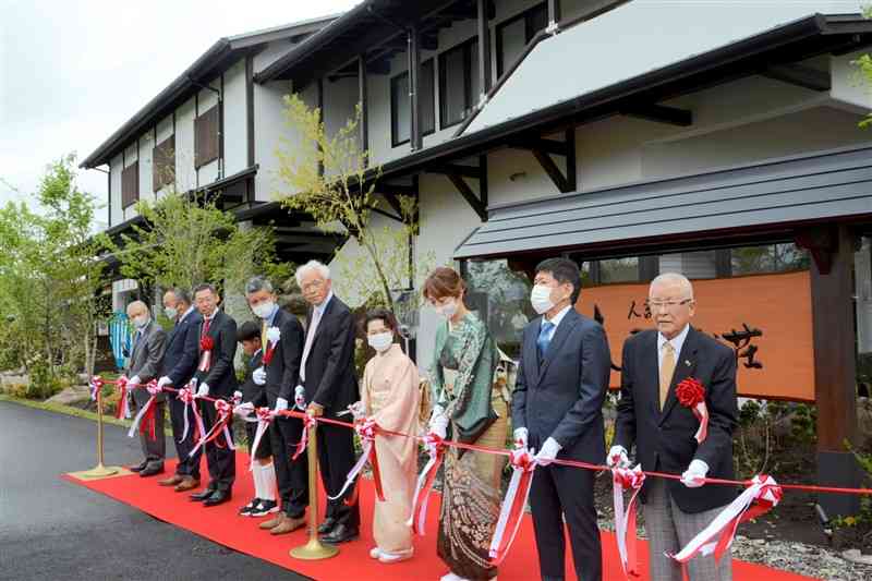 熊本豪雨で全壊した温泉旅館「しらさぎ荘」の再建を祝う関係者ら＝人吉市