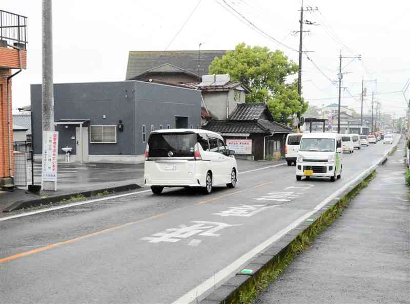 4月2日に交通死亡事故が発生した氷川町島地の県道八代鏡宇土線。縁石ブロックには視線誘導標が設置された＝氷川町