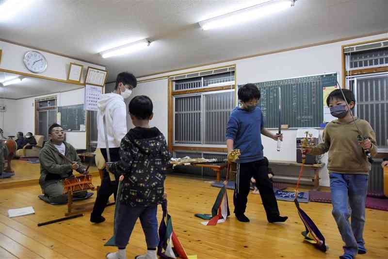 太鼓や笛の音に合わせて練習をする子どもたち＝荒尾市