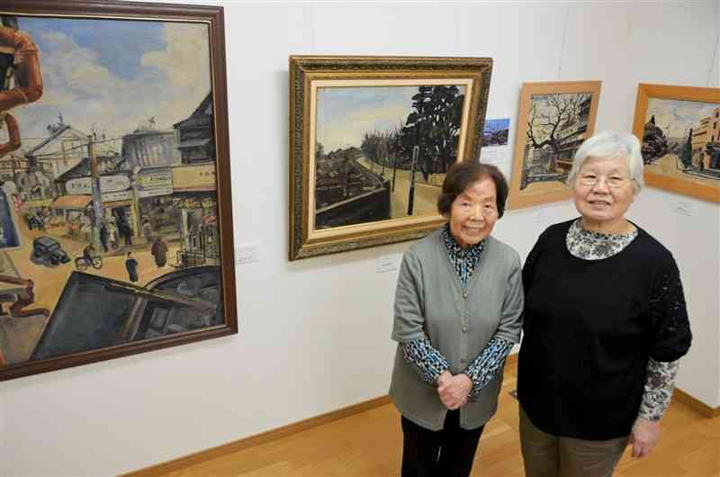 中川道之さんの特別展で、作品の前に立つ娘の星田友子さん（左）と中川澄子さん＝熊本市中央区