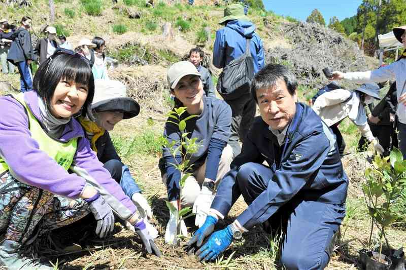 広葉樹を植樹した歌手の伴都美子さん（右から2番目）ら＝山都町