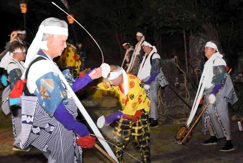 祇園祭で「古代楽」を奉納する男衆＝南関町