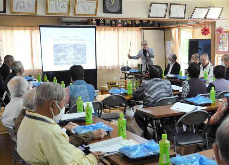 発足20年の歩みを振り返る雲雀丘シニア会の会員ら＝玉名市