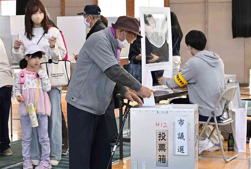 熊本市議選の投票をする有権者＝9日午前10時30分ごろ、同市南区の力合小（小野宏明）