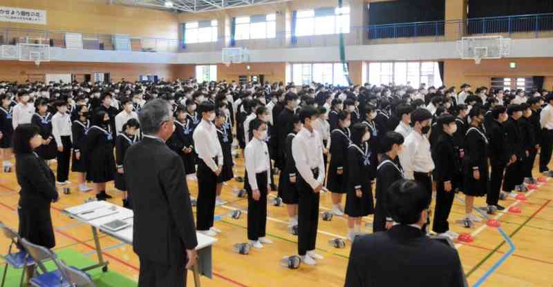 始業式に集まった出水中の生徒たち。ほとんどがマスクを着けていた＝10日、熊本市中央区