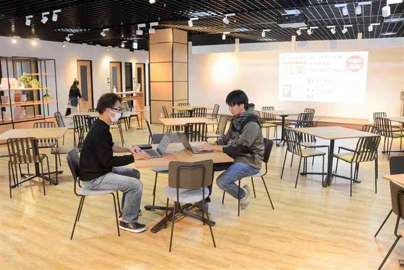 熊本市が開設したスタートアップ支援施設「クロスポイント」。革新的な事業に取り組む新興企業や起業家を後押しする＝同市西区