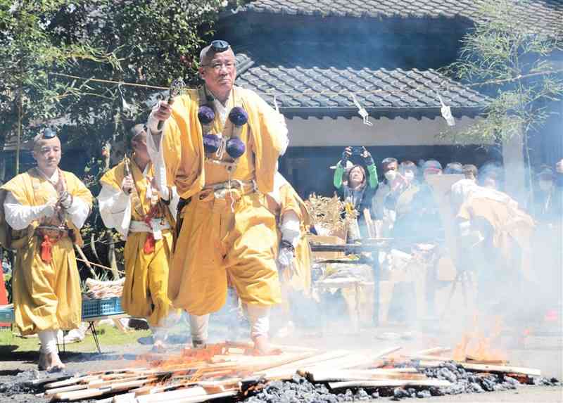 はだしで火の道を渡る山伏たち＝阿蘇市