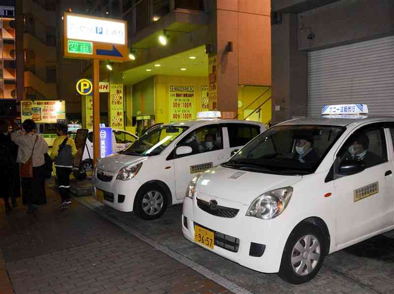 熊本市の繁華街で待機する運転代行の車両＝3月、同市中央区