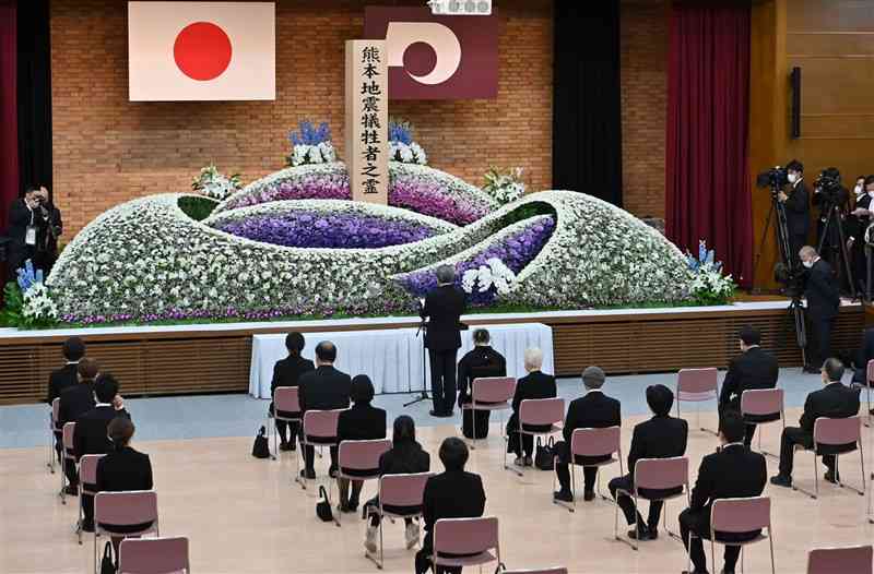 県庁であった熊本地震犠牲者追悼式＝14日午前10時ごろ、熊本市中央区（小野宏明）