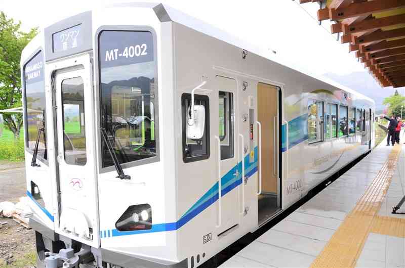 営業運転を開始した南阿蘇鉄道の新車両「MT4000形」＝14日、高森駅