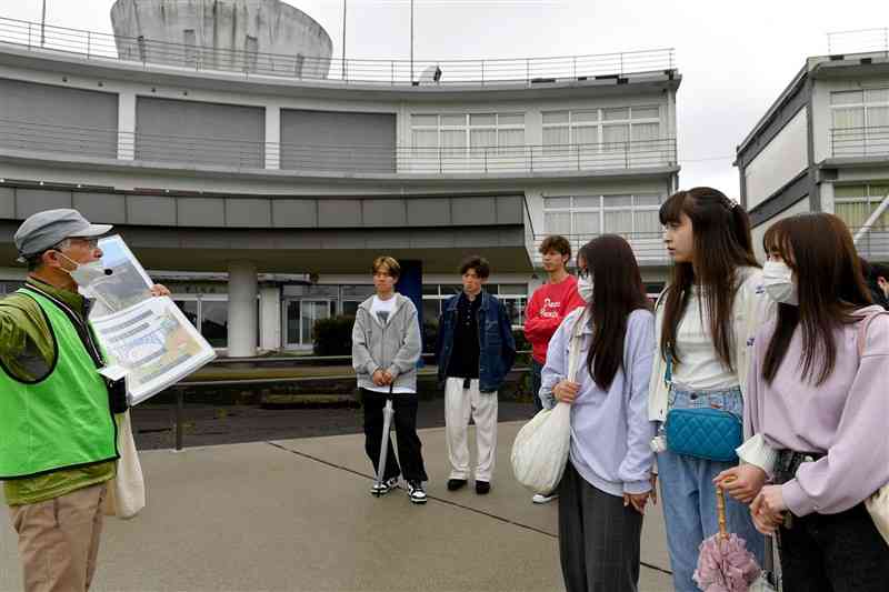 熊本地震の爪跡が残る東海大の旧阿蘇キャンパスを見学する新入生ら＝15日午前、南阿蘇村（谷川剛）
