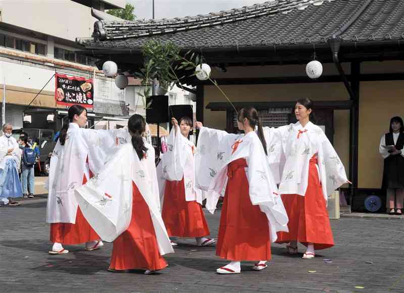 山鹿温泉祭で巫女5人が披露した「湯壽の舞」＝山鹿市