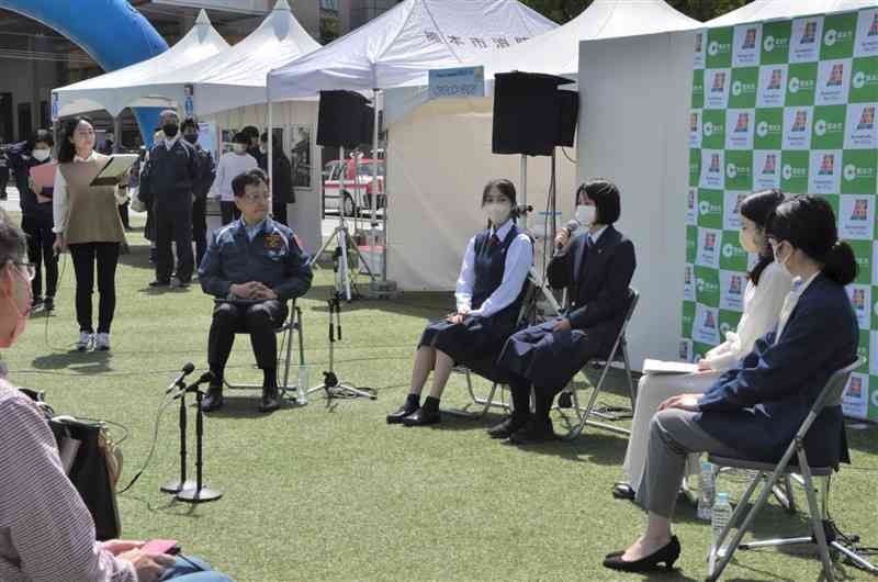 熊本市が開いた「熊本地震の日」の啓発イベントで意見交換する大西一史市長（左）と若者ら＝16日、熊本市中央区