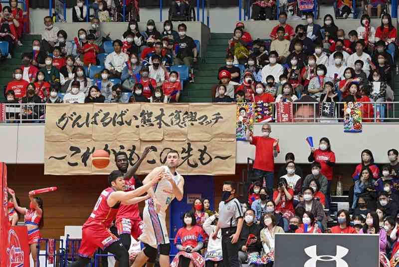 「がんばるばい熊本復興マッチ」と銘打たれた熊本ヴォルターズの今季ホーム最終戦。今季最多の3802人が来場した