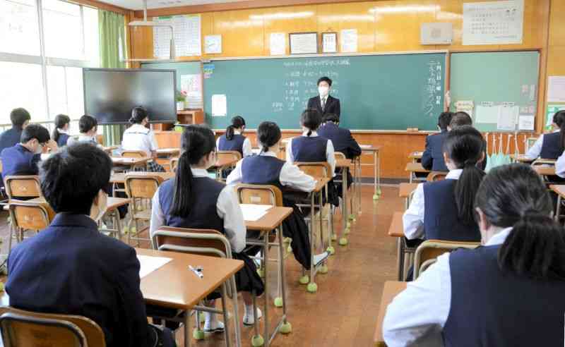 全国学力テストに臨む生徒ら＝18日、熊本市の城西中