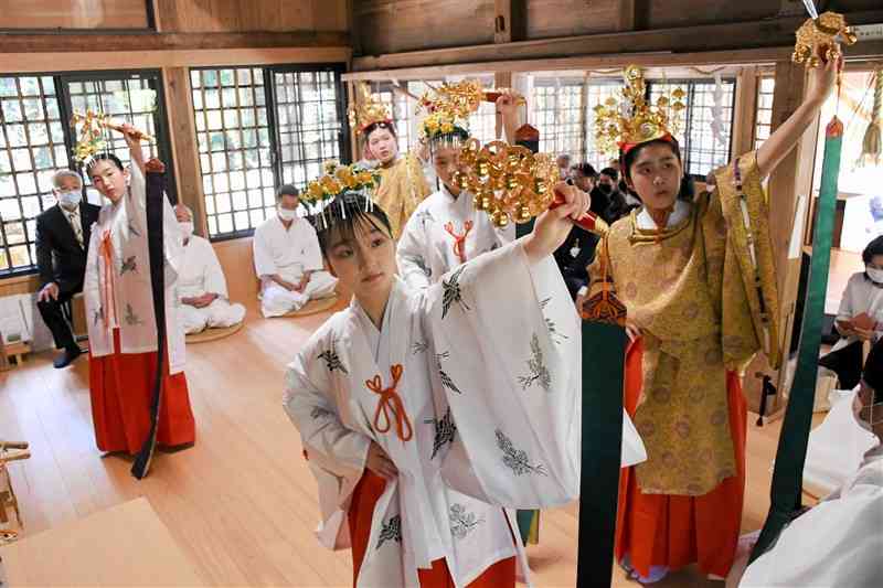 奉納する神楽を優雅に舞う少女たち＝山都町