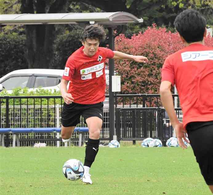 千葉戦に向け、汗を流す熊本のFW石川大地＝県民総合運動公園サッカー場