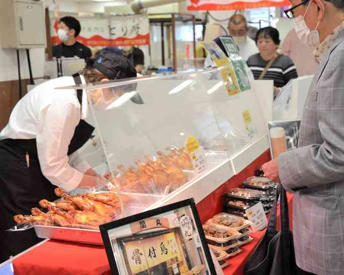 香川の名物料理「骨付鳥」＝19日、熊本市中央区