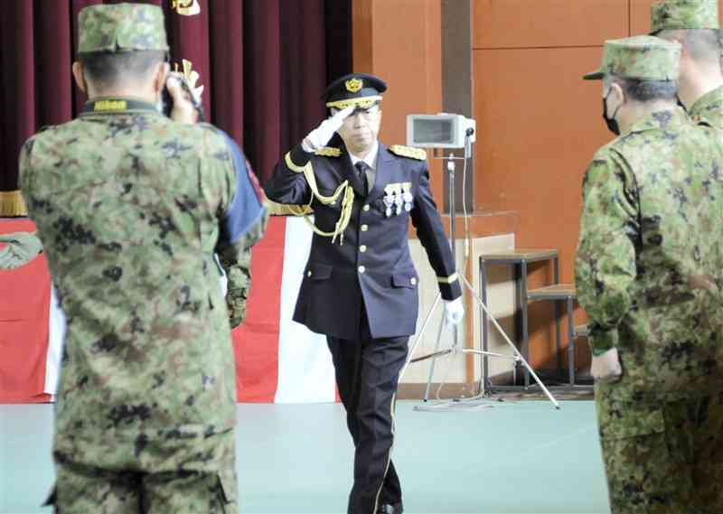 陸自北熊本駐屯地で着任式に臨む坂本雄一前第8師団長。搭乗したヘリが行方不明になったのは6日後の今月6日だった＝3月31日、熊本市北区