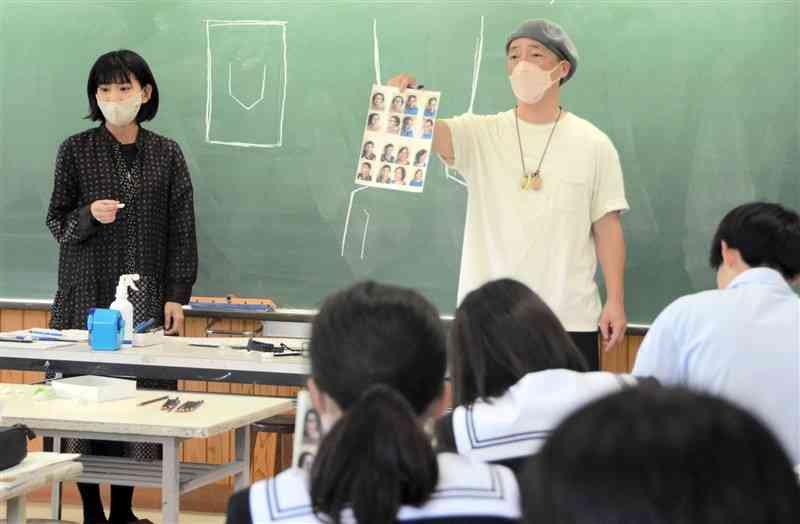 生徒に似顔絵の描き方を教えるJEROさん（右）と森田亜由美さん＝菊池市