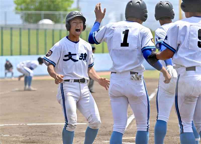 【文徳－沖縄尚学】8回表、文徳2死満塁。山隈の左越え三塁打で一走川上（左）が生還。7－4と勝ち越す＝県営八代（鹿本成人）