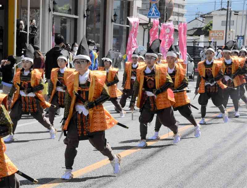 大津つつじ祭で、武者行列を披露する護川小児童＝大津町