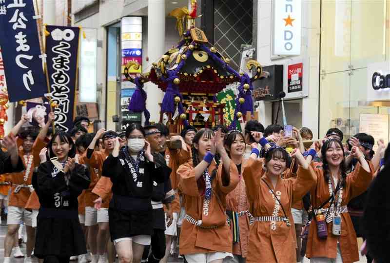 清正公まつりでみこしを担いで元気よく上通アーケードを練り歩く勢子たち＝23日、熊本市中央区